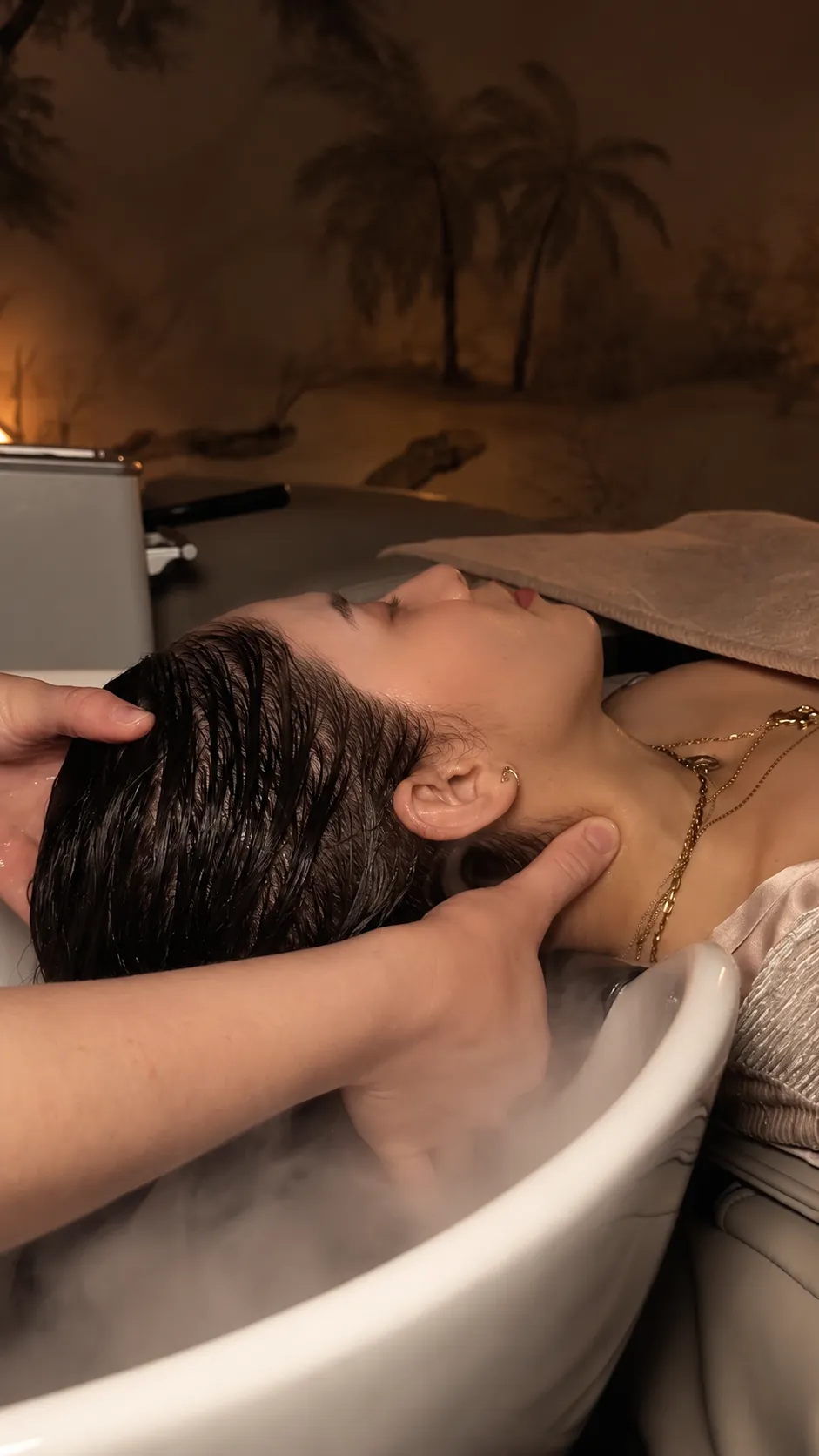 A Purelux therapist massaging a guest's neck during scalp care